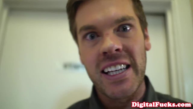 Рыжеволосая телка трахается в туалете - #1