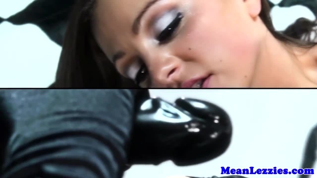 Четыре телки жарко трахаются вместе - #2