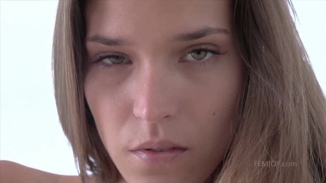 Худышка с темными сосками ласкает киску - #8