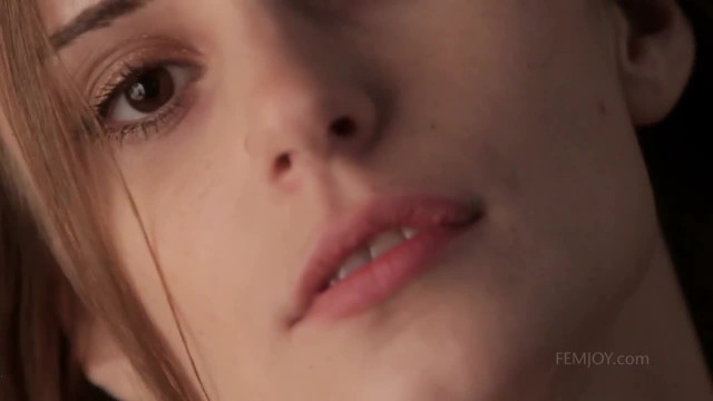 Стройная нимфоманка тестирует секс игрушку - #7