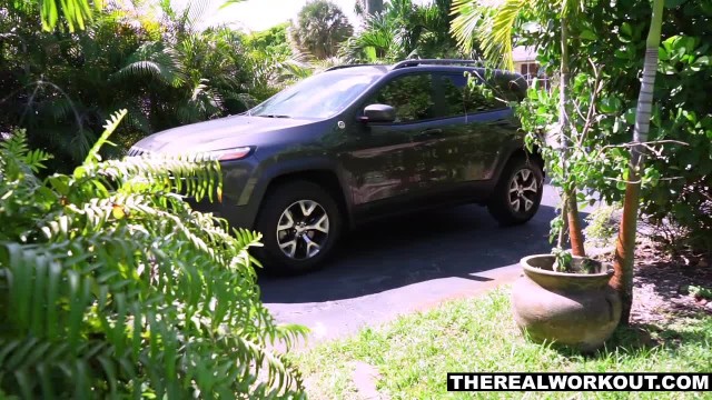 Худая фитоняшка присела на член тренера - #2