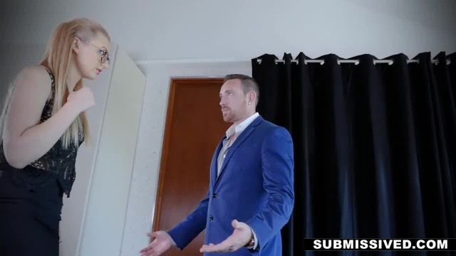 Стройная помощница села сверху на член босса - #3