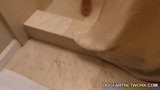 Парни отымели темнокожую официантку - #10