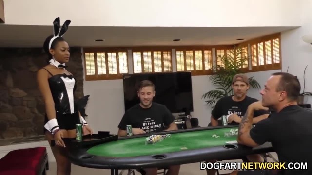 Парни отымели темнокожую официантку - #1