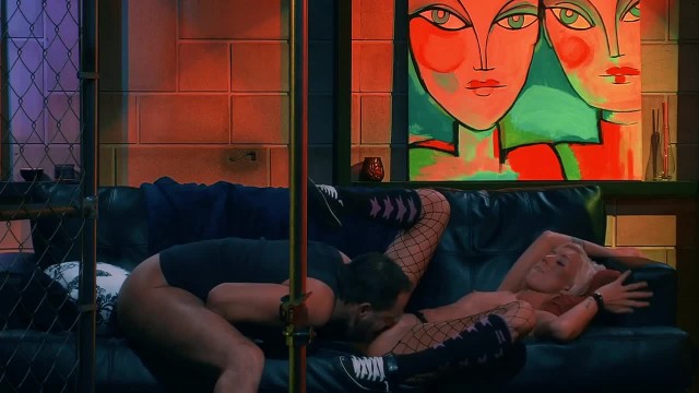 Стриптизерша отблагодарила клиента за чаевые - #4