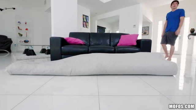 Стройная блондинка оттрахана раком на диване - #1