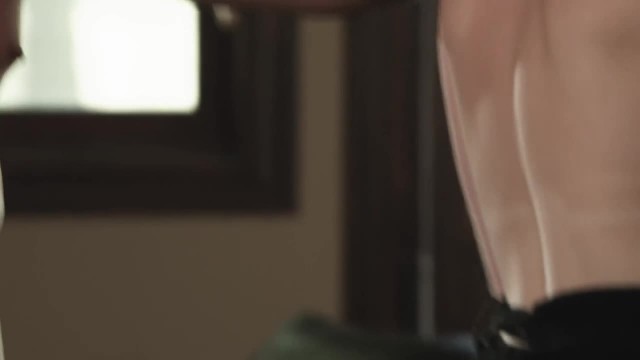 Татуированная худышка хочет кончить