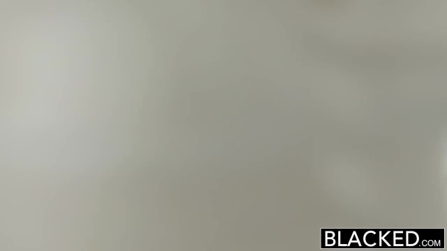 Миниатюрная красотка насаживается на большой хер - #2