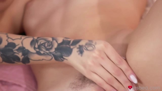 Красивая телка отымела подругу - #10