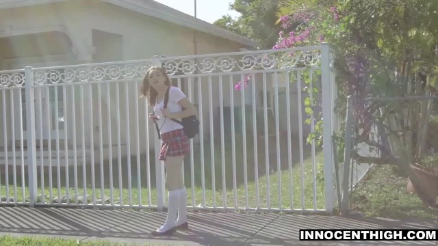 Молодая деваха прыгает на члене соседа - #1