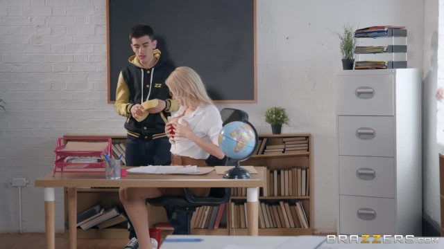 Училка заставила студента вылизать ее киску - #4