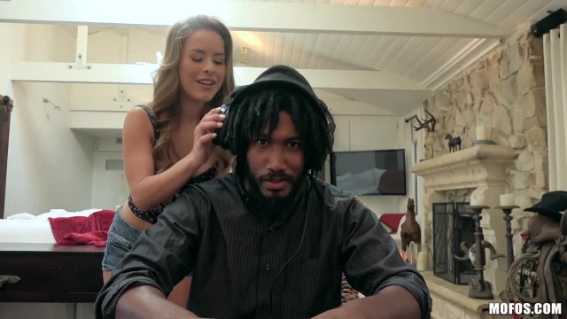 Худышка трахнулась в киску с отчимом - #1