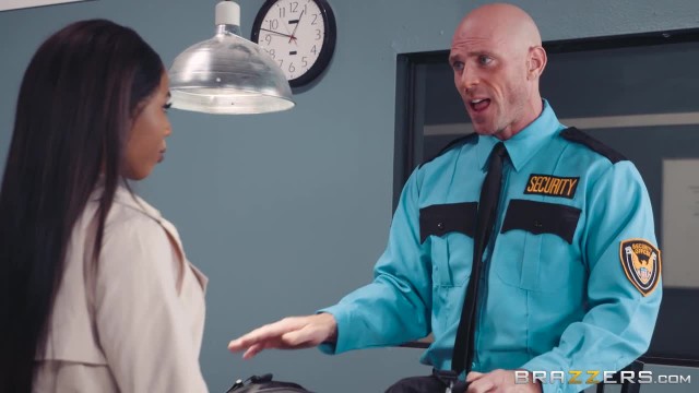 Темнокожая давалка соблазнила охранника - #1