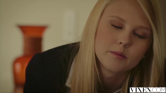 Блондинка с маленькими дойками отшлепана отчимом - #2