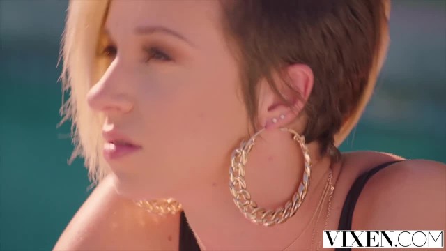 Стройная домохозяйка соблазнила садовника - #1