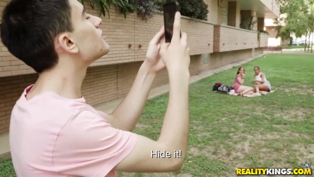 Развратные девахи соблазнили одногруппника - #1