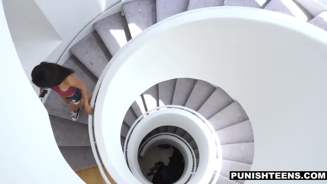 Стройная деваха трахнулась с батей - #1