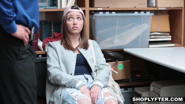 Негр трахнул азиатку за воровство - #1