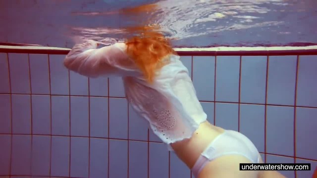 Рыжая худышка мастурбирует под водой - #1