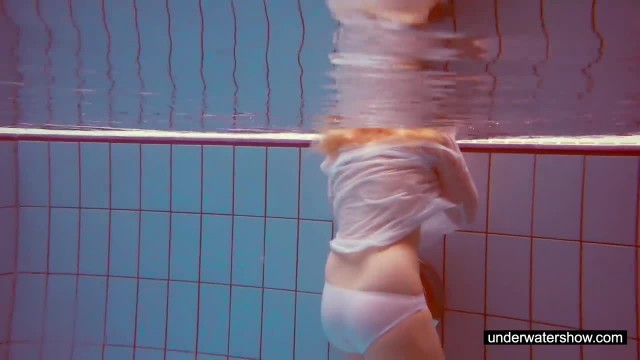 Рыжая худышка мастурбирует под водой - #2