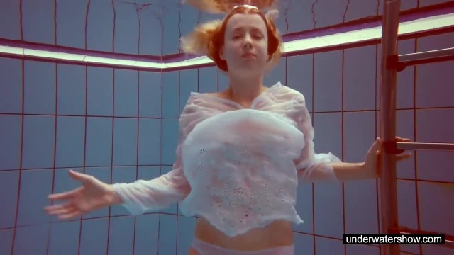 Рыжая худышка мастурбирует под водой - #3
