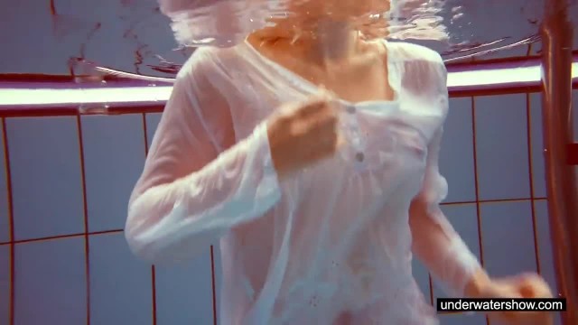 Рыжая худышка мастурбирует под водой - #4