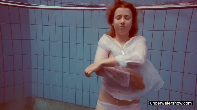 Рыжая худышка мастурбирует под водой