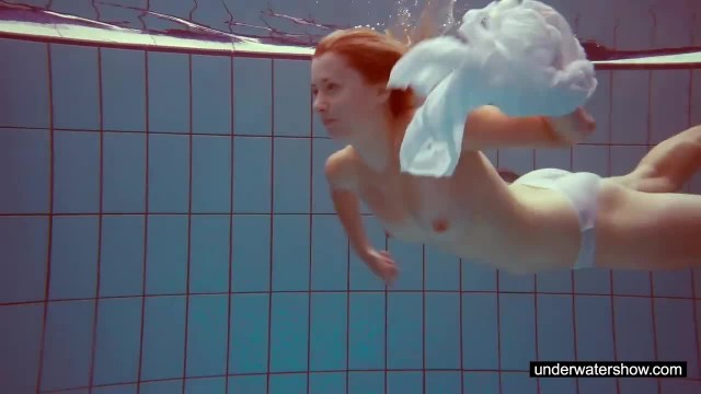 Рыжая худышка мастурбирует под водой - #8