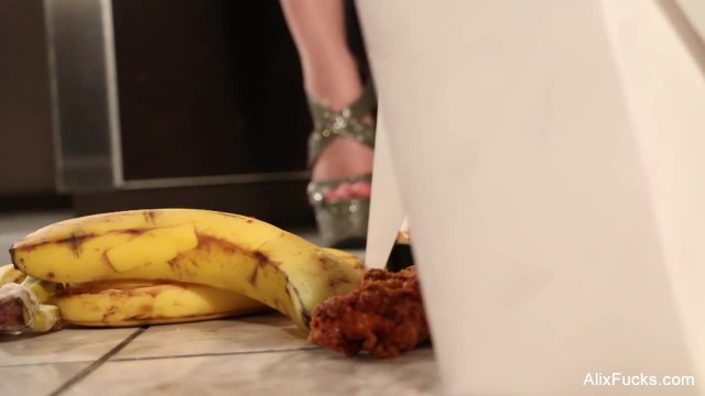 Стройная телка вылизала киску подруги - #1