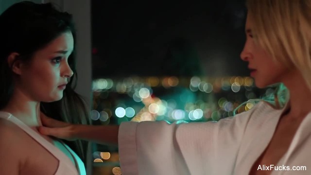 Стройная телка вылизала киску подруги - #2