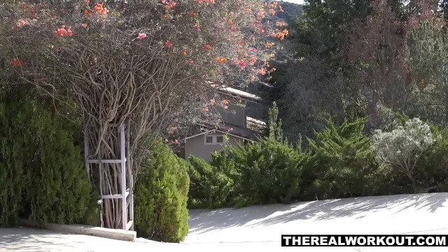 Красивая блондинка сделала минет тренеру - #2