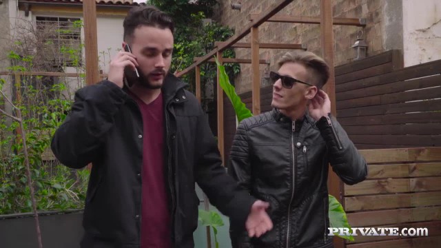 Темнокожая красотка пробует секс втроем - #1