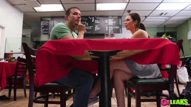 Официантка отсосала член недовольного клиента - #2