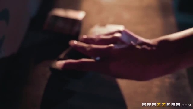 Иллюзионист жестко оттрахал худышку - #2