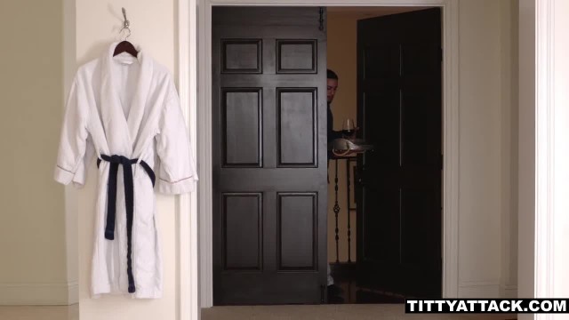 Латина с висящими сиськами развлекается с любовником - #1