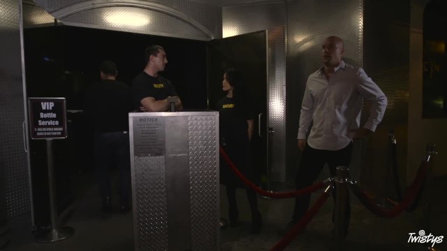 Худая охранница трахнула клиента - #1