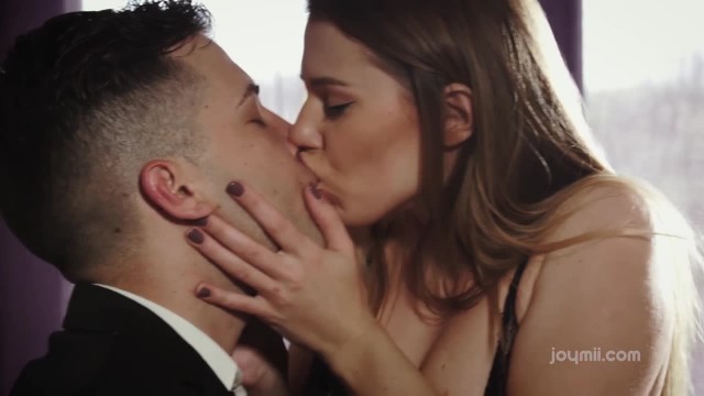 Давалка в нижнем белье раздвинула ноги для жесткого траха - #1